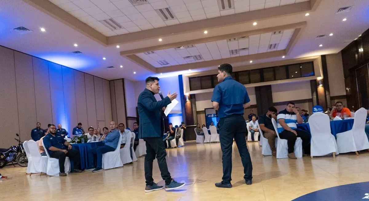 Evento corporativo con clientes en salón de hotel en Honduras